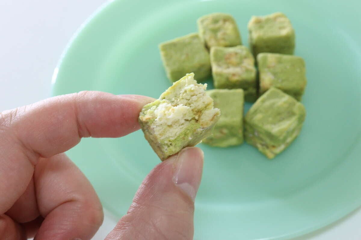 ダイソー　マシュマロクッキー　抹茶味　食感