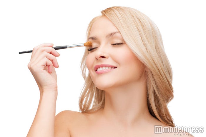 シャドウやマスカラを塗ったあとは確認を(Photo by Syda Productions)