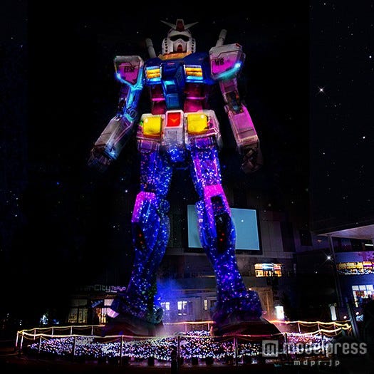 ロマンティックな雪が舞う お台場の実物大ガンダムが冬仕様に