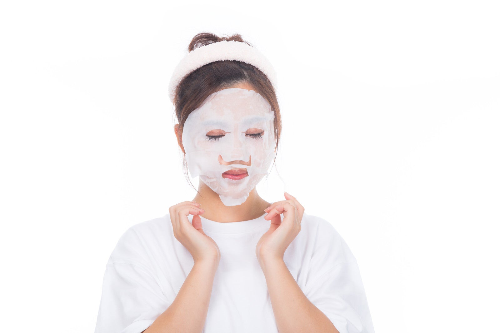 シートマスクで簡単スキンケア！／photo by ぱくたそ