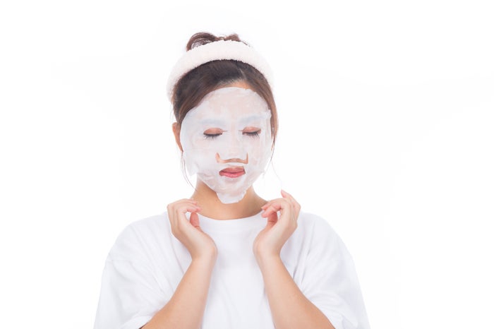 シートマスクで簡単スキンケア！／photo by ぱくたそ