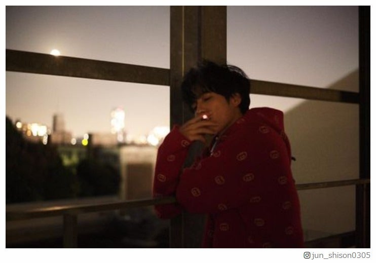 志尊淳、たばこ×私服姿のオフショットに「かっこよすぎる」と絶賛の声