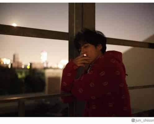 志尊淳、たばこ×私服姿のオフショットに「かっこよすぎる」と絶賛の声