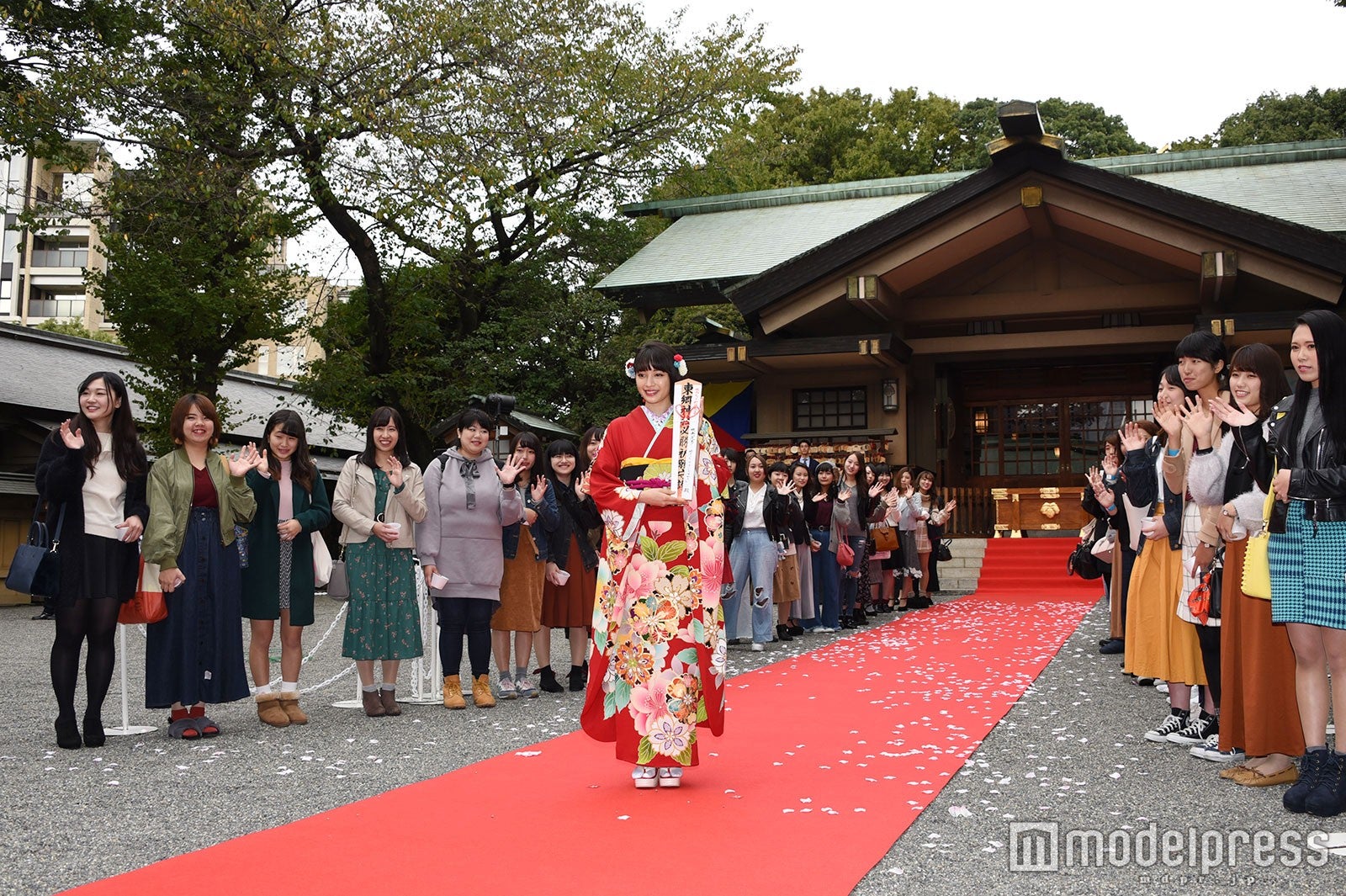 イベントに駆けつけたファンと広瀬すず （C）モデルプレス