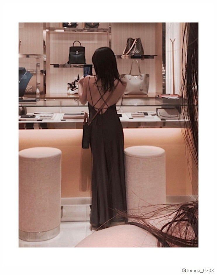 板野友美、美背中大胆披露ワンピース姿「セクシー」「着こなせるのすごい」の声