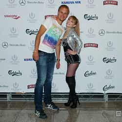 世界的ダンス・ミュージック・フェス「UMF KOREA」にスペシャルゲストとして登場した浜崎あゆみ(左)とアーミン・ヴァン・ブーレン(左)