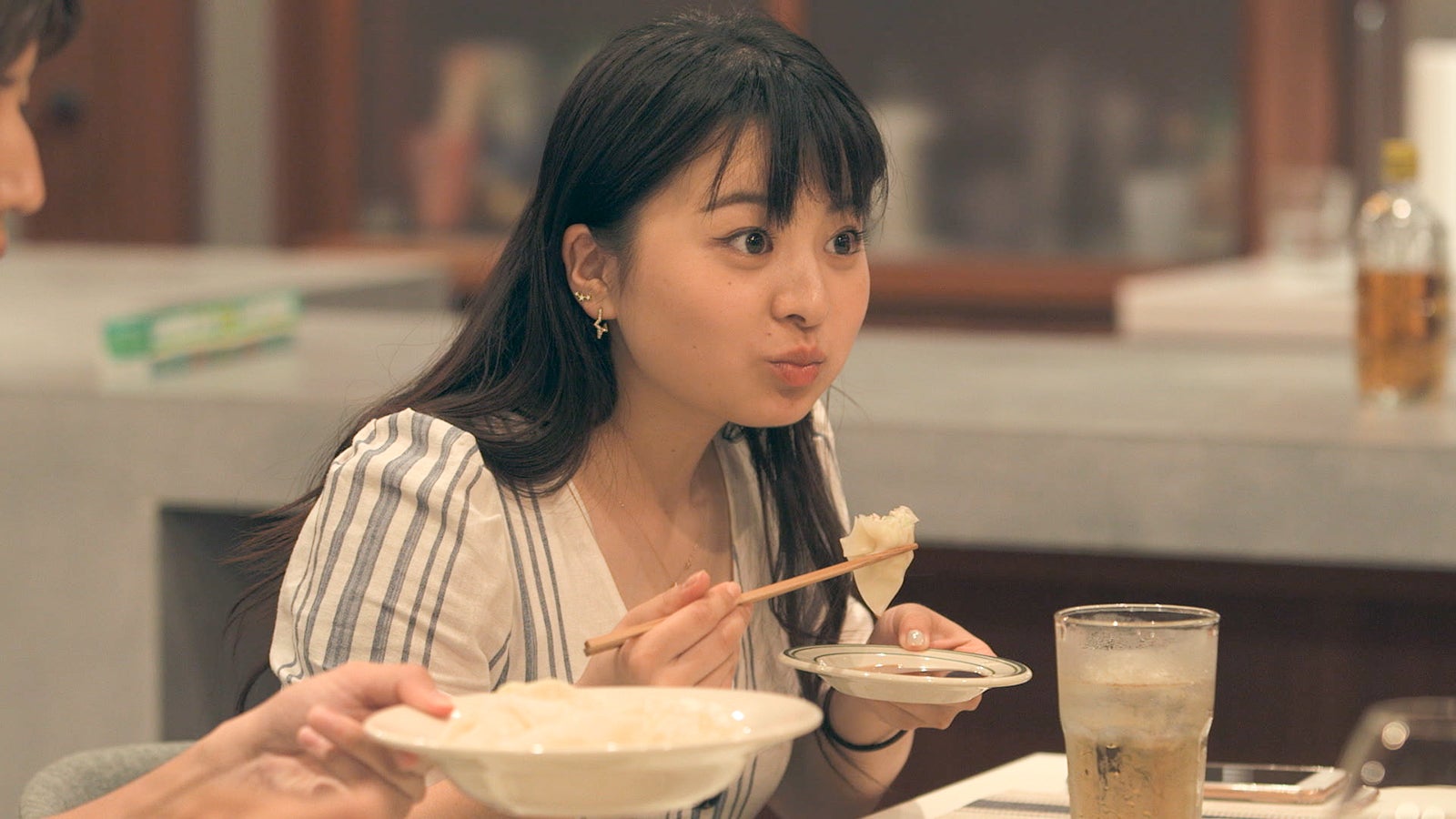 海斗の水餃子を「美味しい！」と食べる優衣「TERRACE HOUSE OPENING NEW DOORS」35th WEEK（C）フジテレビ／イースト・エンタテインメント