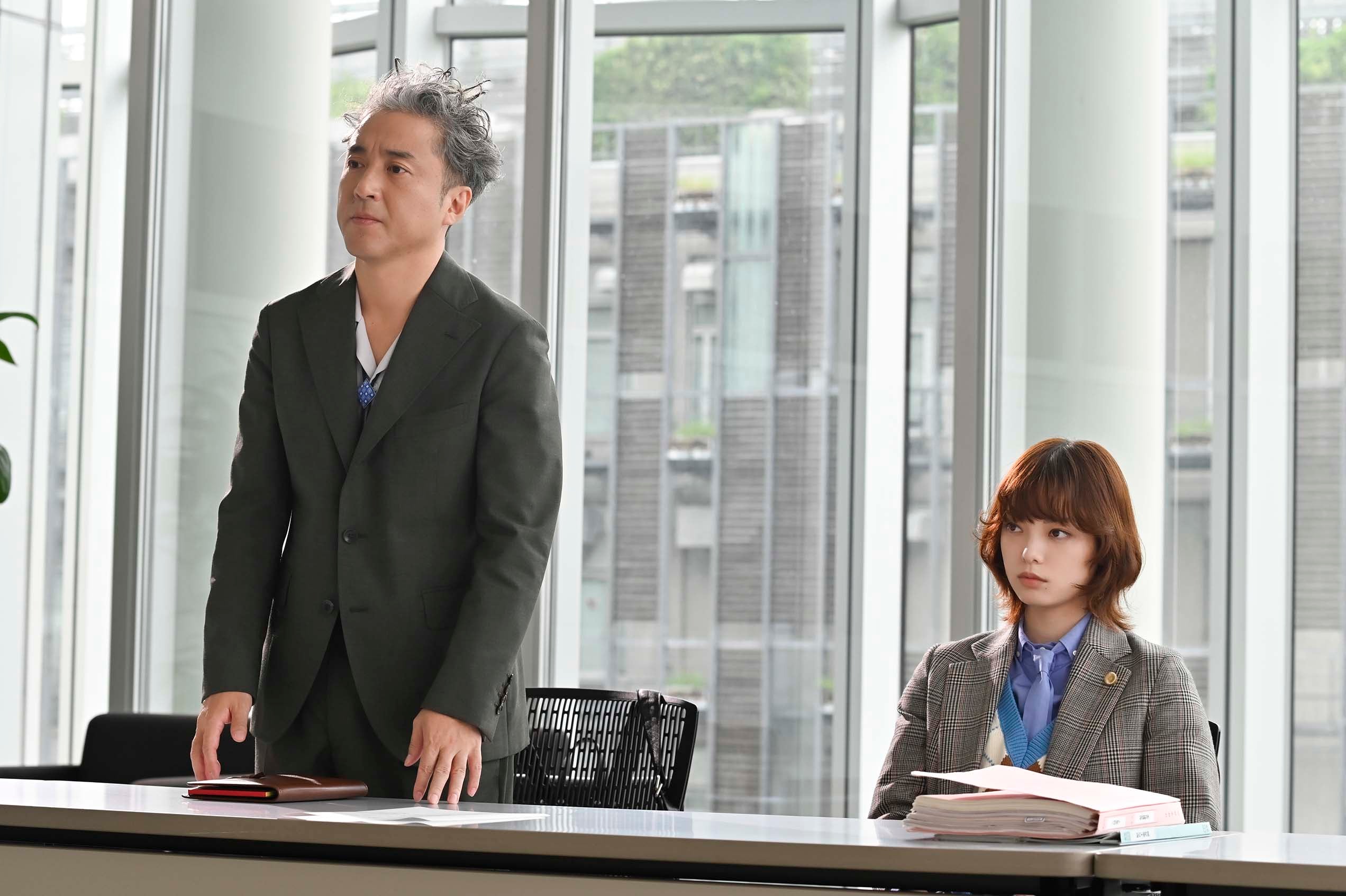 ムロツヨシ、平手友梨奈「うちの弁護士は手がかかる」（C）フジテレビ