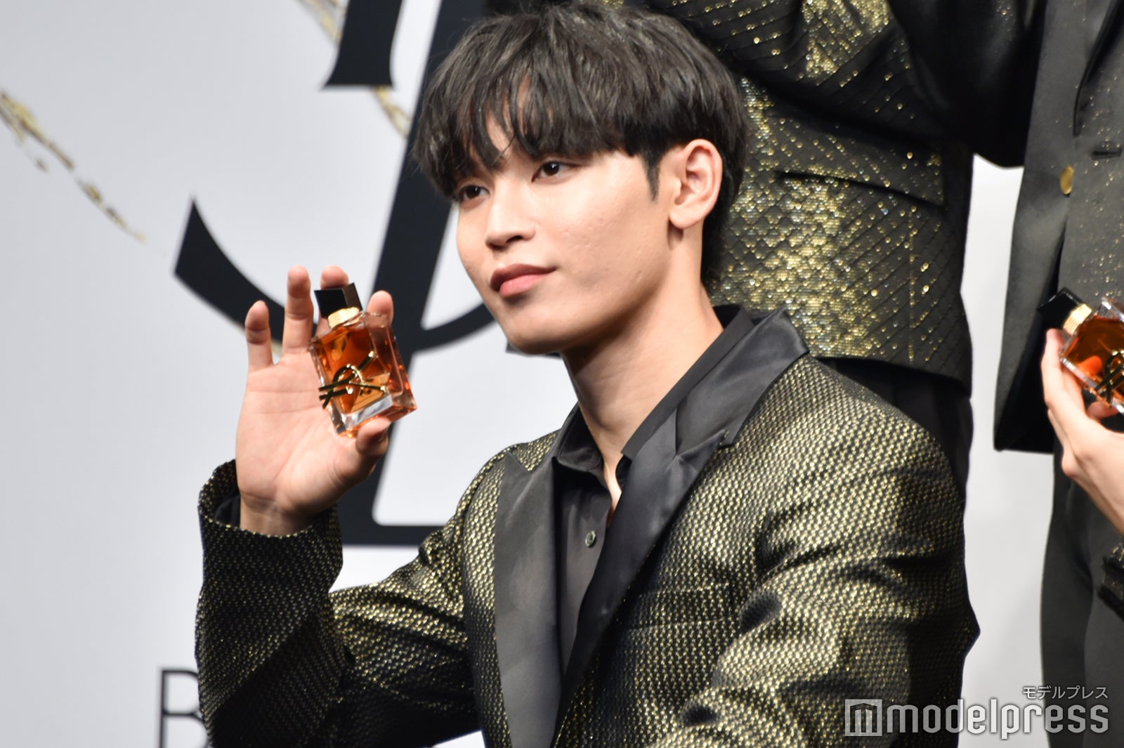 フレグランスを見せる與那城奨 （C）モデルプレス