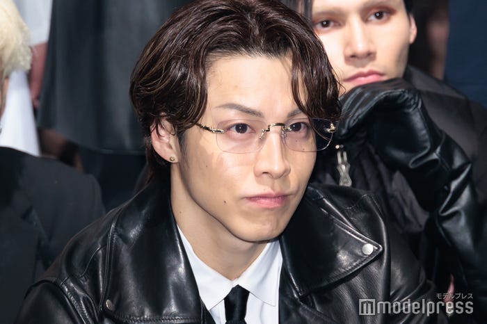 「まこっちゃんち」での視聴会を約束したRIKU(C)モデルプレス