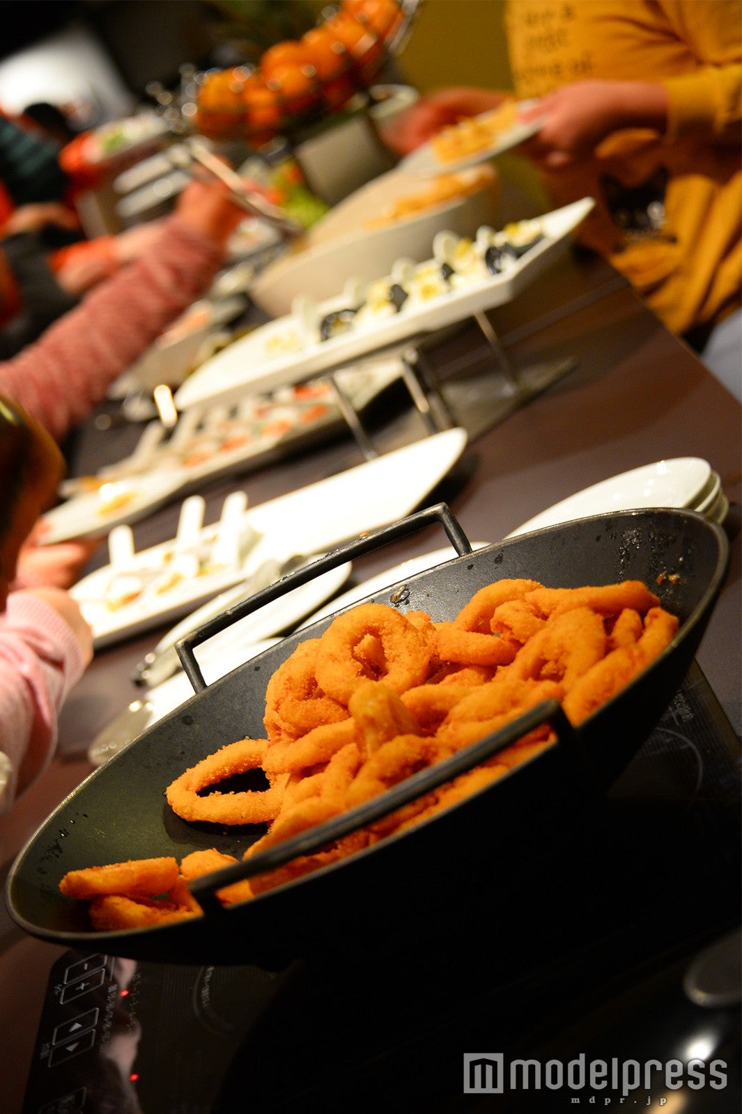 時間ごとに品を変えて並ぶ軽食も食べ放題（C）モデルプレス