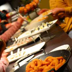 時間ごとに品を変えて並ぶ軽食も食べ放題(C)モデルプレス