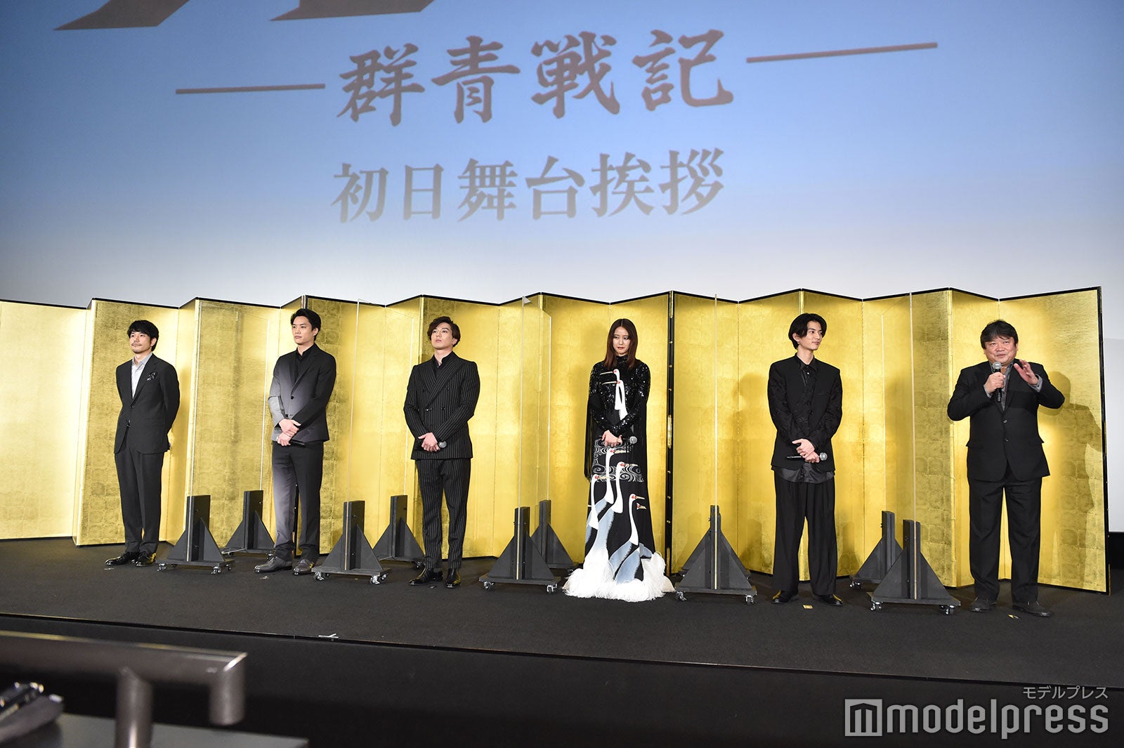 （左から）松山ケンイチ、鈴木伸之、新田真剣佑、山崎紘菜、渡邊圭祐、本広克行監督（C）モデルプレス