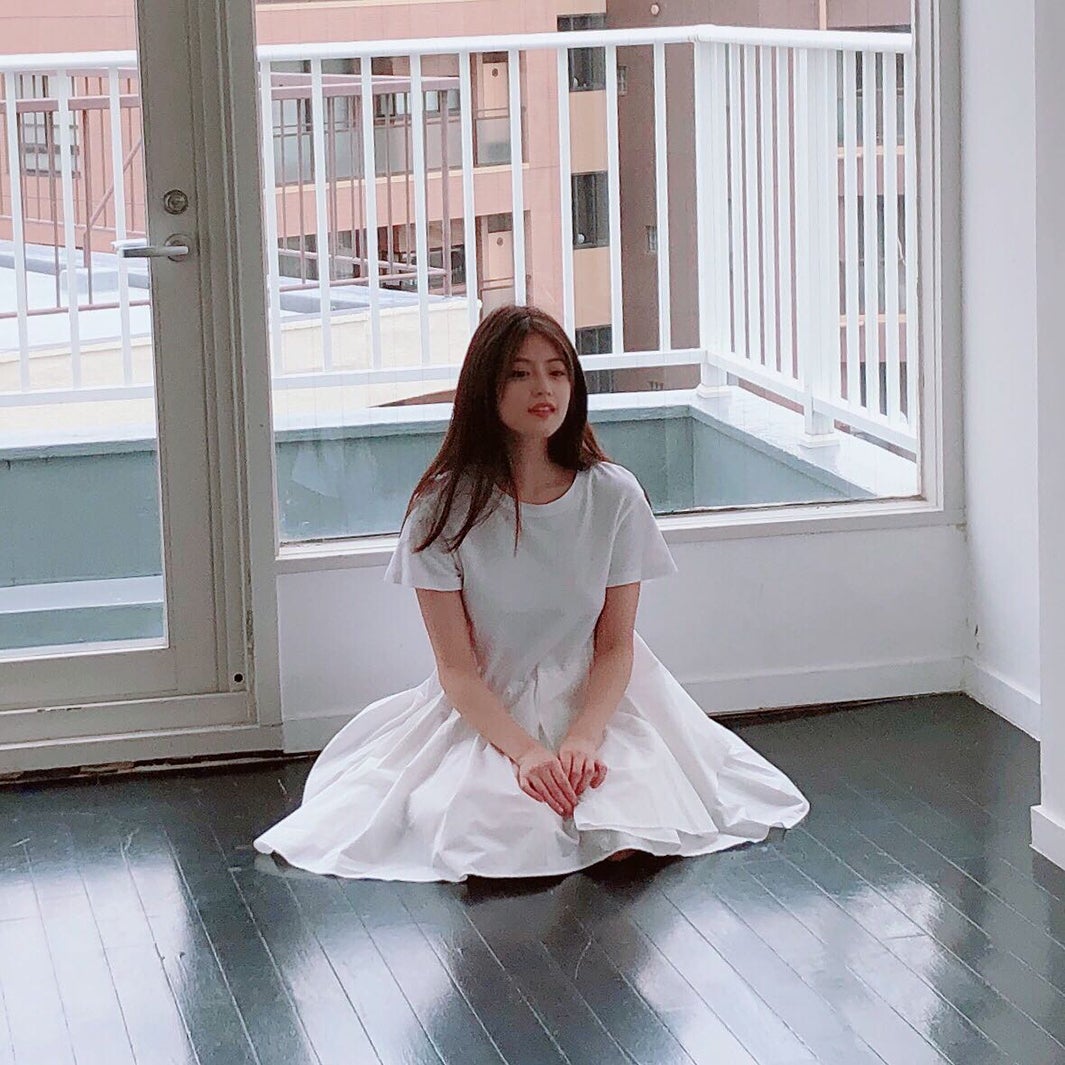 今田美桜写真集公式ツイッター（@mio2nd0121）より