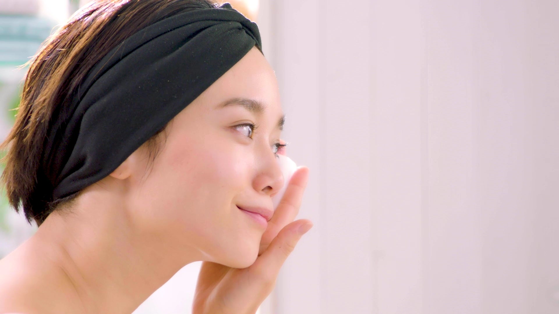 化粧水で余分な皮脂を拭き取り