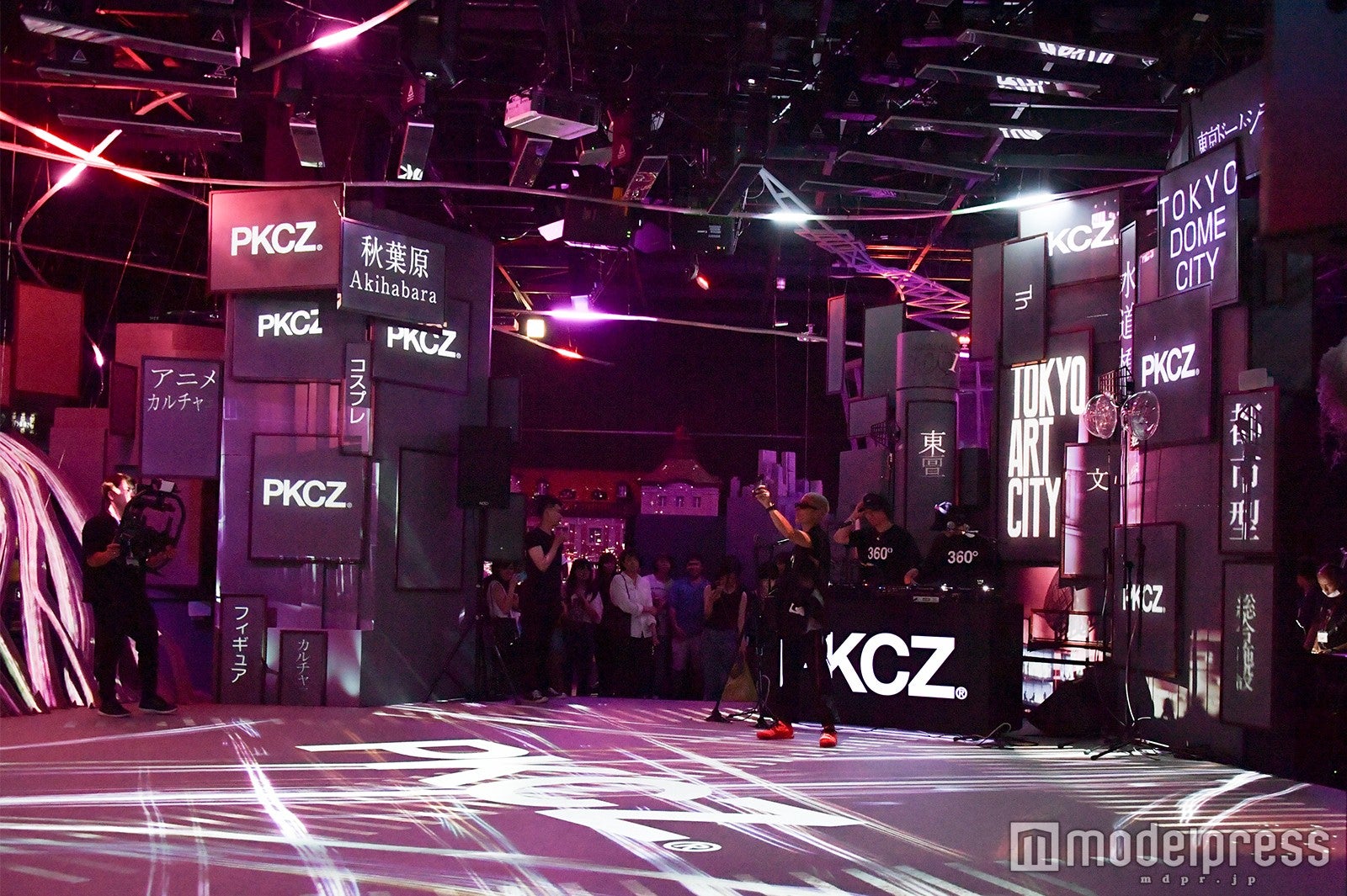 PKCZ（R）ゲリラライブの様子（C）モデルプレス