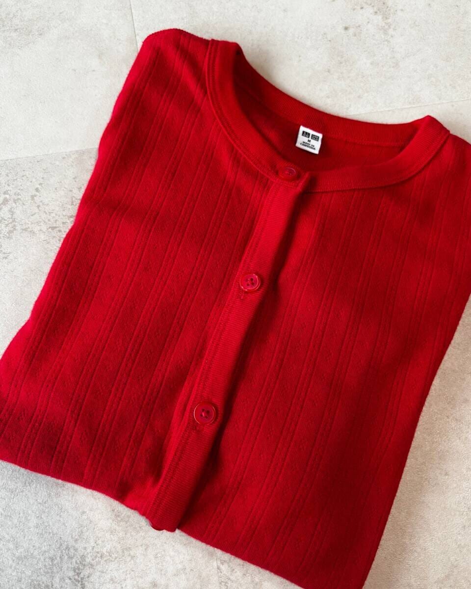 ユニクロ　ポインテールカーディガン　レッド置き画像