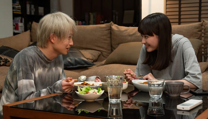 綱啓永、茅島みずき(C)「明日、私は誰かのカノジョ」製作委員会・MBS