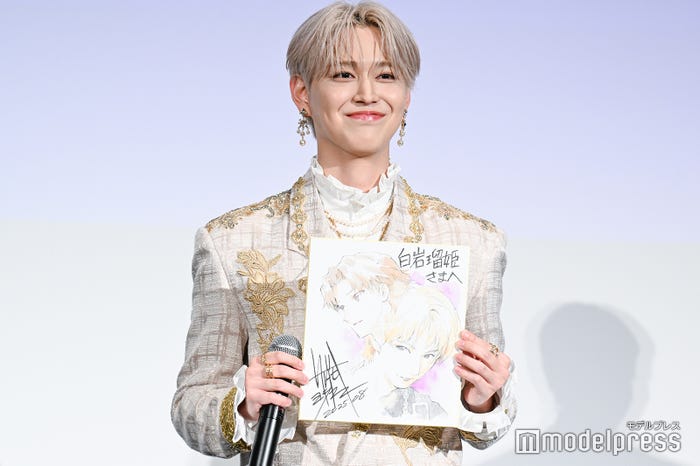 サプライズに感激する白岩瑠姫(C)モデルプレス