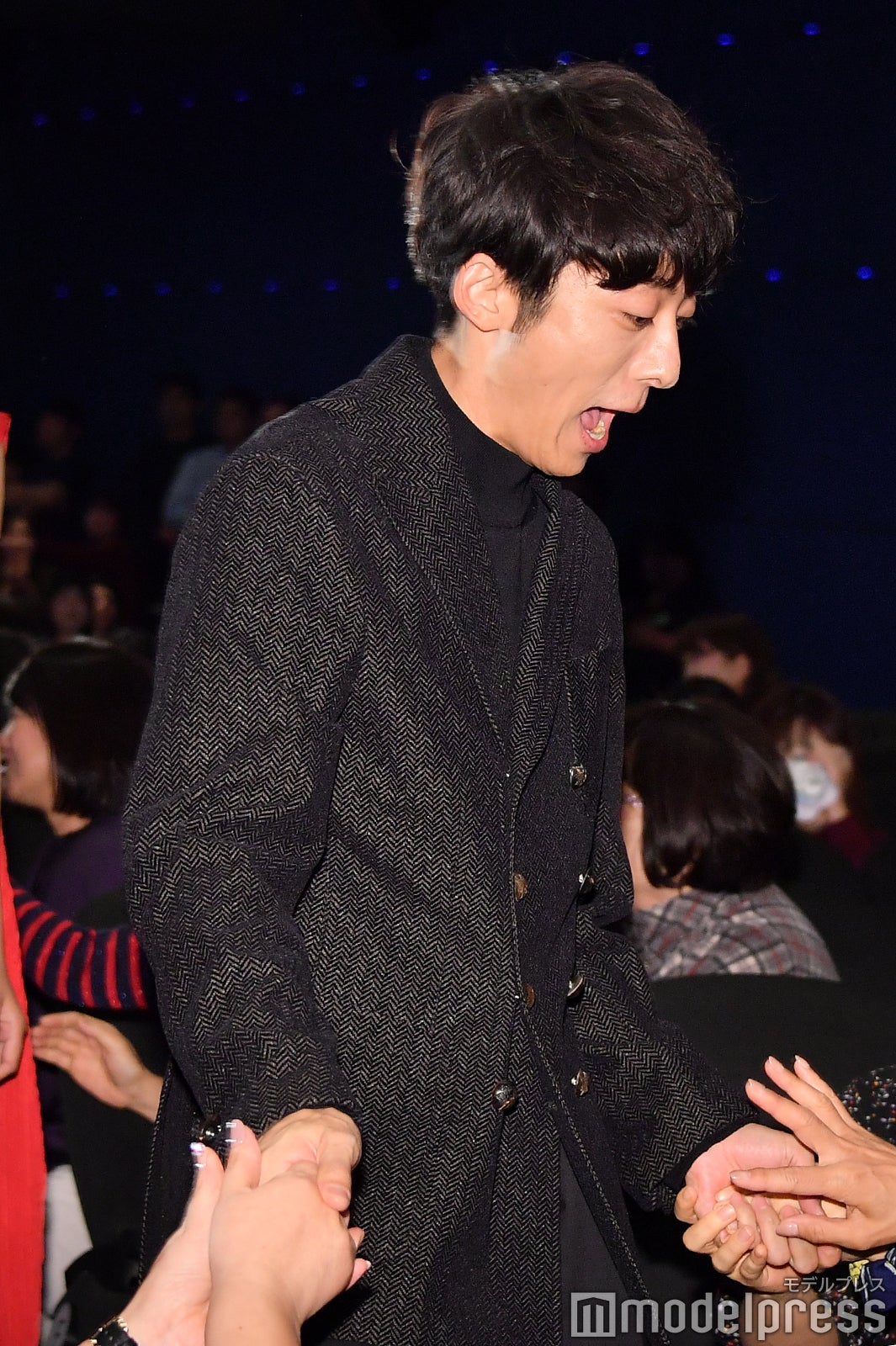 両手で握手する高橋一生 （C）モデルプレス