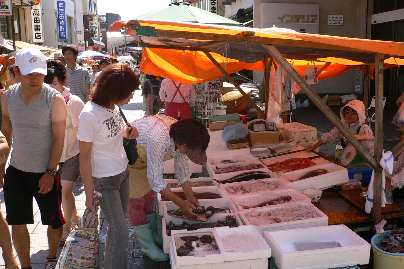 早朝から多くの人で賑わう輪島朝市（提供写真）