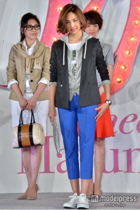 流行のロイヤルブルーを差し色にした、LIZA