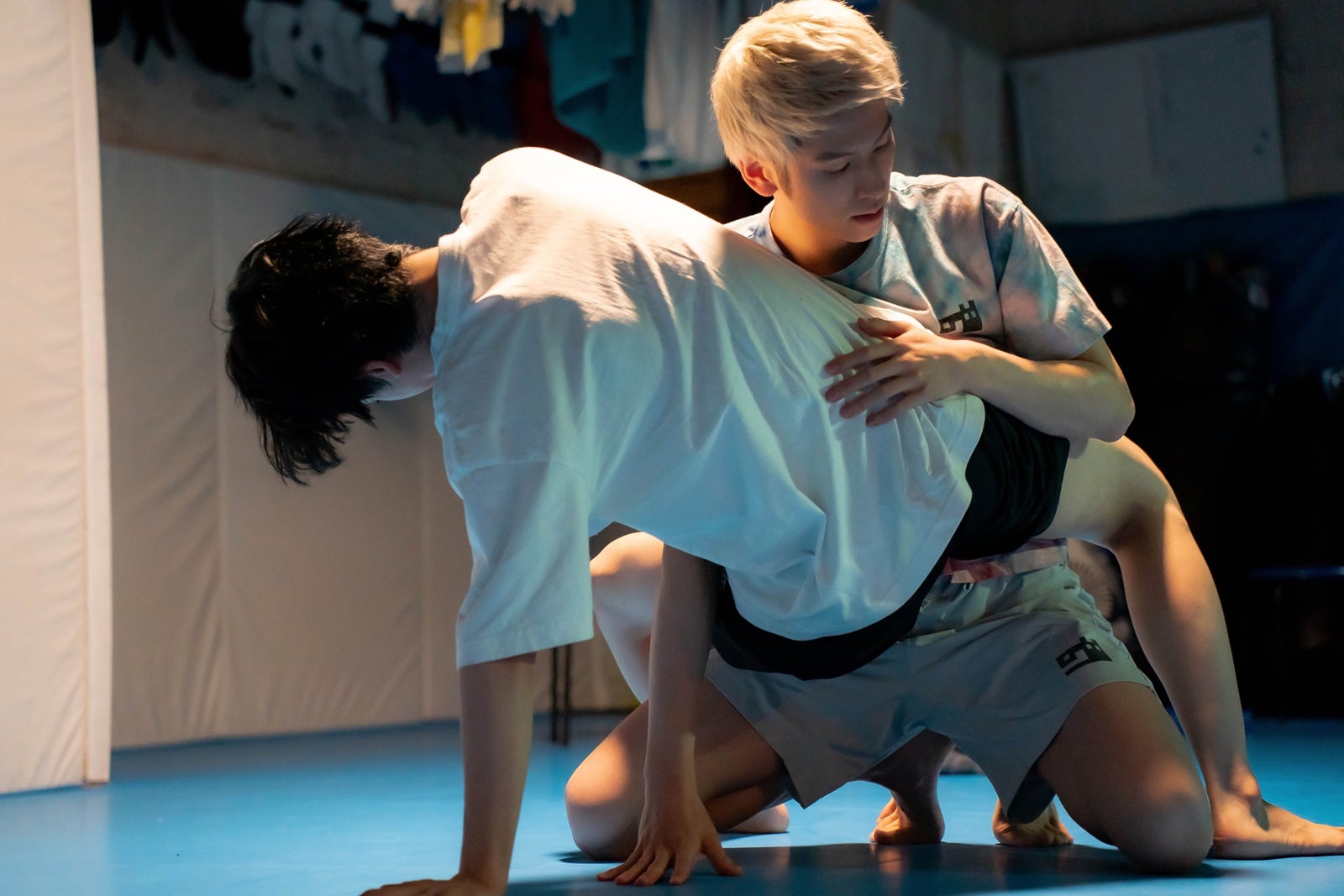 木村慧人、長谷川慎「レッドブルー」第2話（C）「レッドブルー」製作委員会・MBS（C）波切敦／小学館