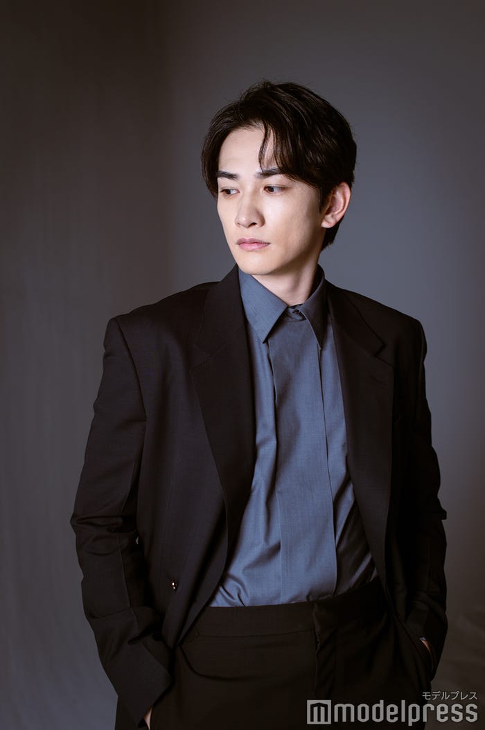 町田啓太(C)モデルプレス/ヘアメイク:Kohey(HAKU)/スタイリング:石川英治(tablerockstudio)/衣装:ジャケット335,500円、パンツ100,100円、シャツ116,600円、ブーツ参考商品全てダンヒル