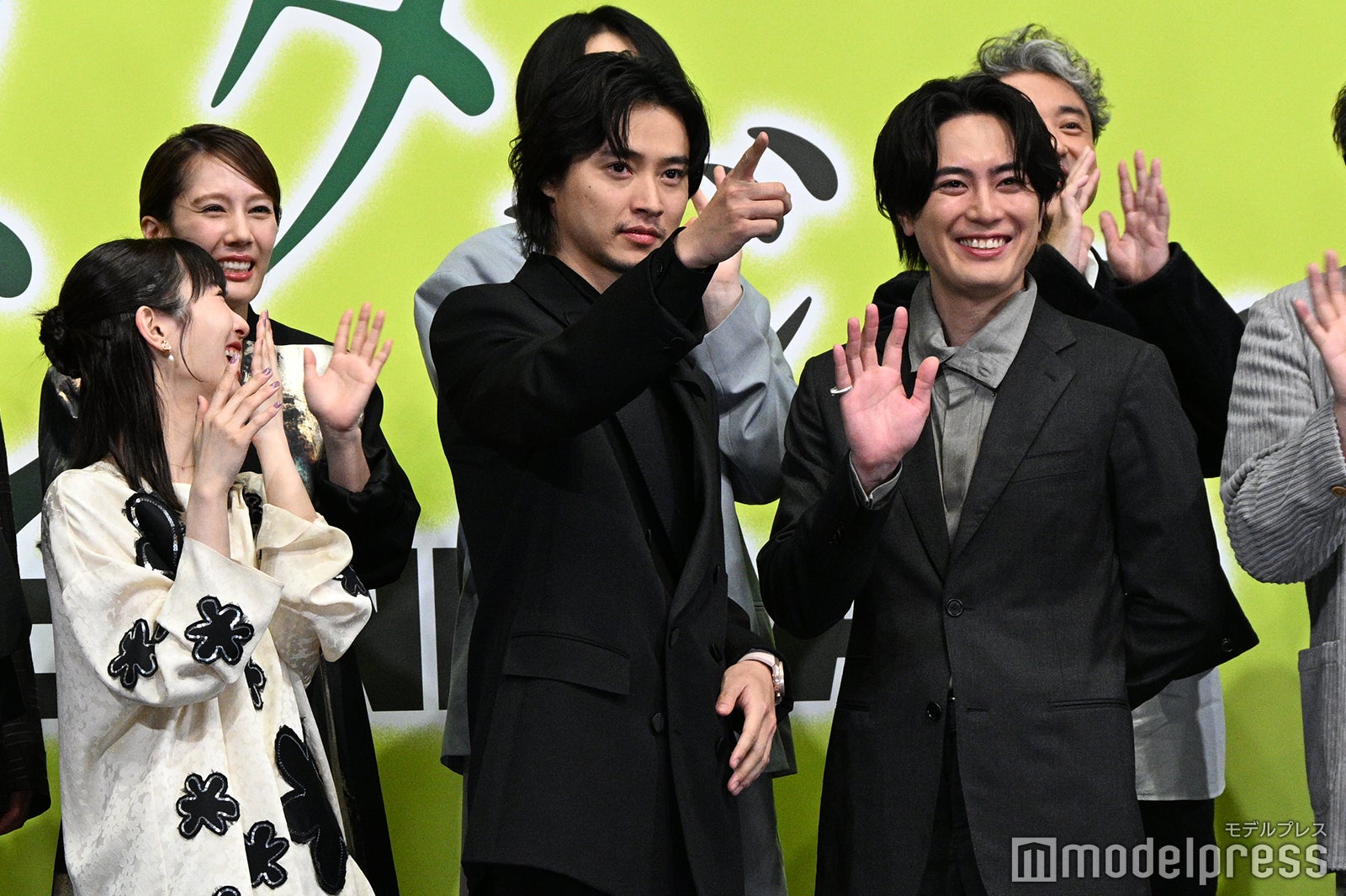 1人ポーズを決める山崎賢人、隣で笑う浜辺美波、間宮祥太朗（C）モデルプレス