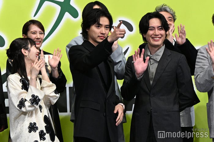 1人ポーズを決める山崎賢人、隣で笑う浜辺美波、間宮祥太朗(C)モデルプレス