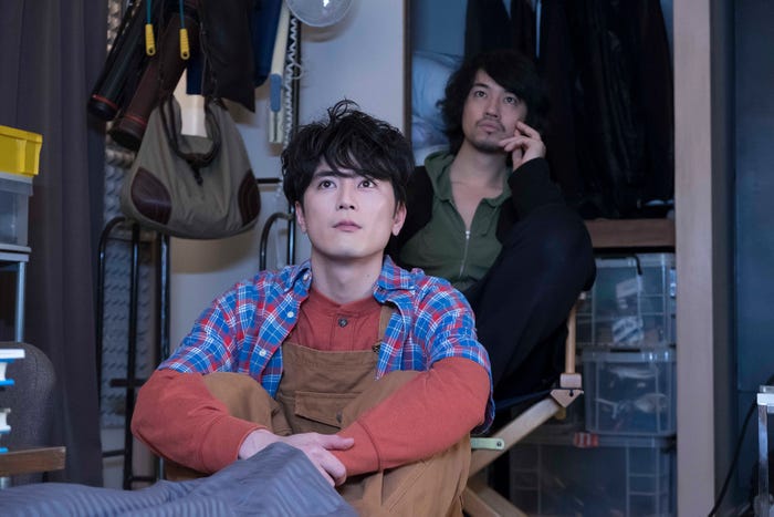 森山涼次(間宮祥太朗)は映画監督・元住吉祥平(斎藤工)の家に居候中 (C)NHK