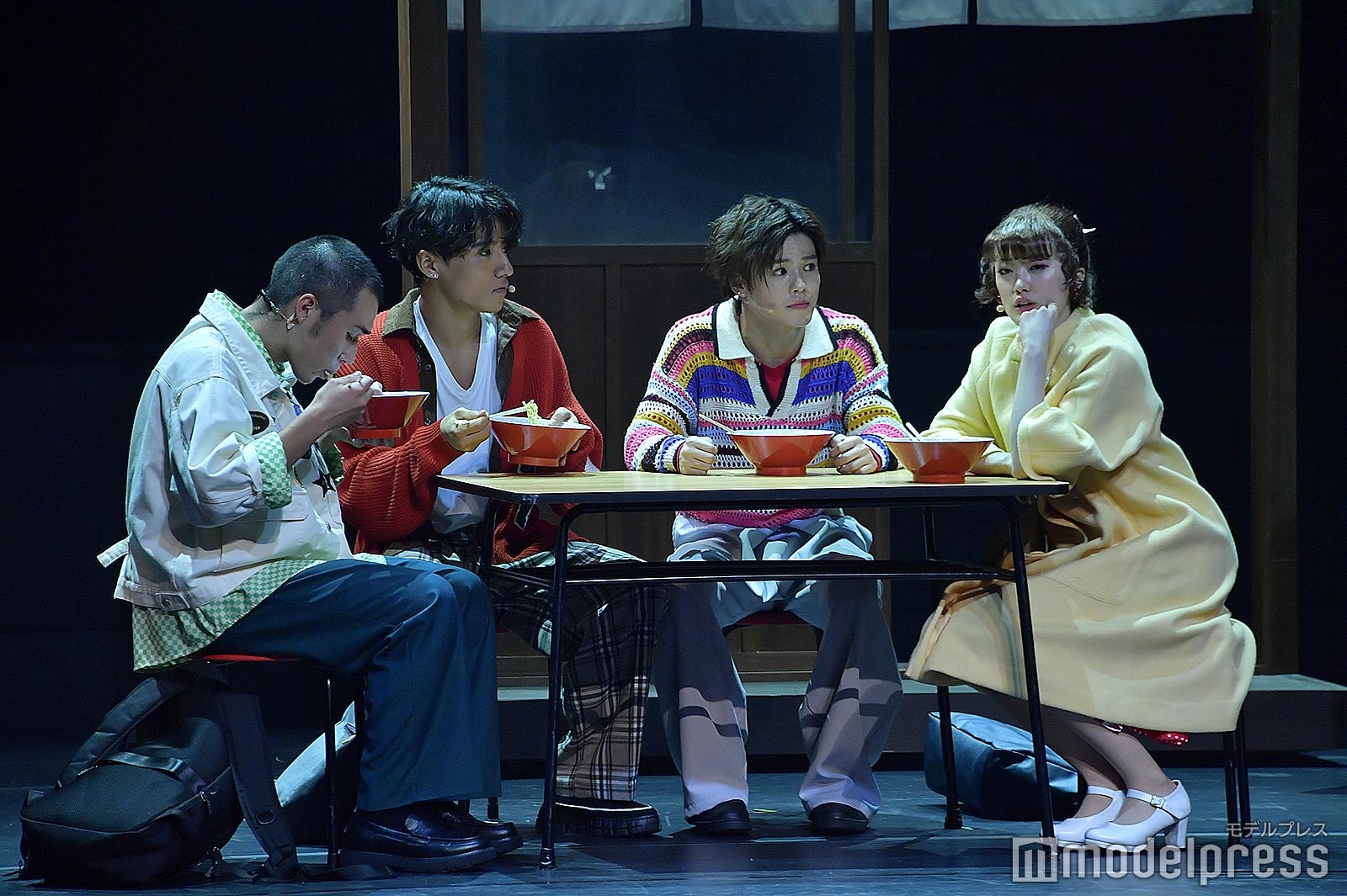 ラーメンを食べながら談笑する米良まさひろ、鈴木悠仁、北川拓実、樋口日奈「日劇前で逢いましょう」ゲネプロより（C）モデルプレス