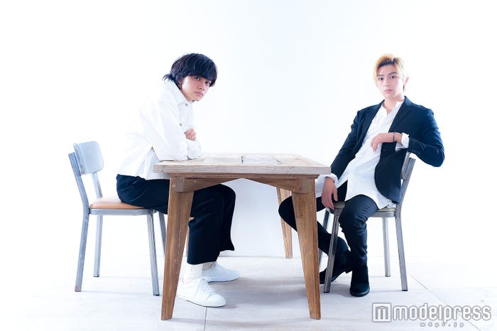 (左から)北村匠海、真剣佑(C)モデルプレス
