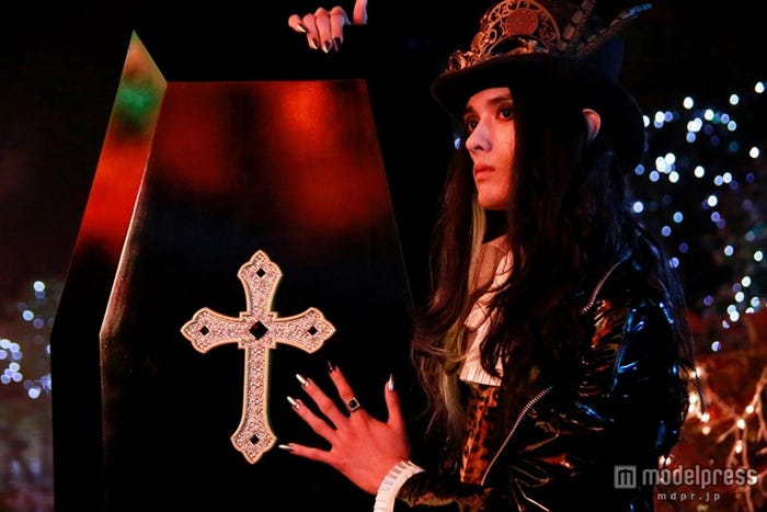 遺体運搬人・葬儀屋ジェイ役の栗原類(c)2014 映画「黒執事」製作委員会