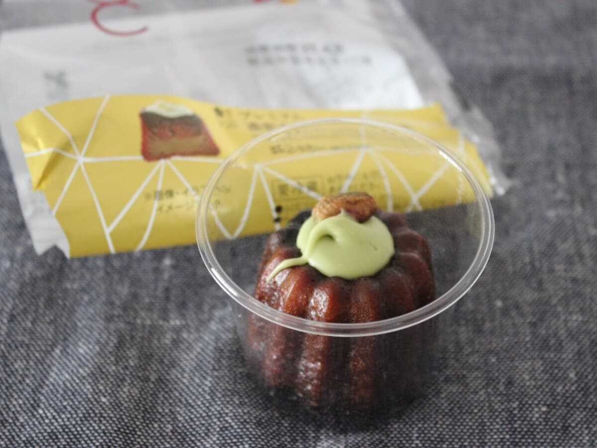 クリームが袋につかないように、カップ入りです(プラ削減の観点からみると、なくてもいい気がしますが……)