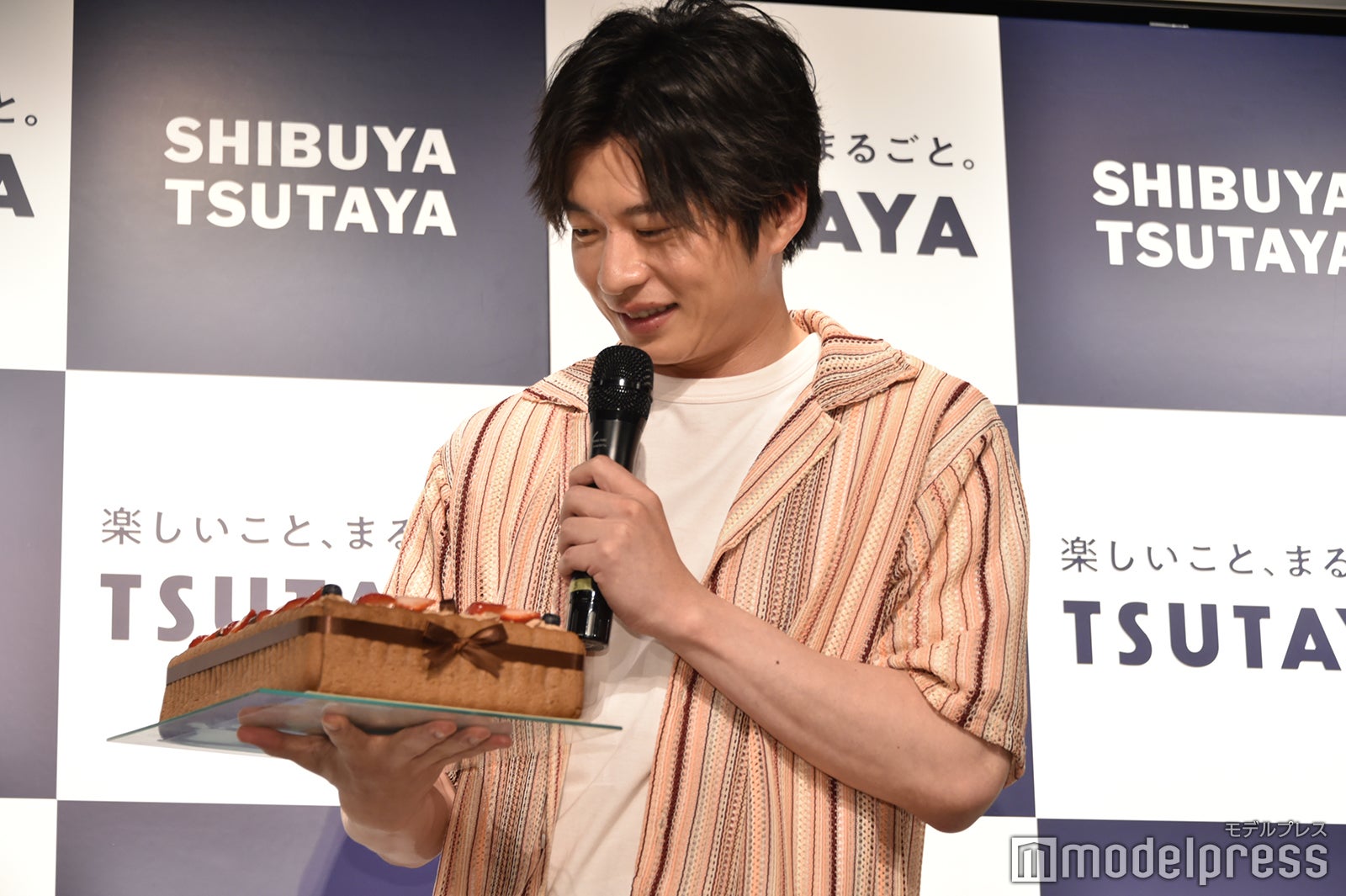 突然のバースデーサプライズに笑顔がこぼれる田中圭（C）モデルプレス