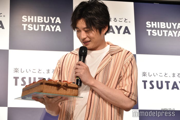 突然のバースデーサプライズに笑顔がこぼれる田中圭(C)モデルプレス