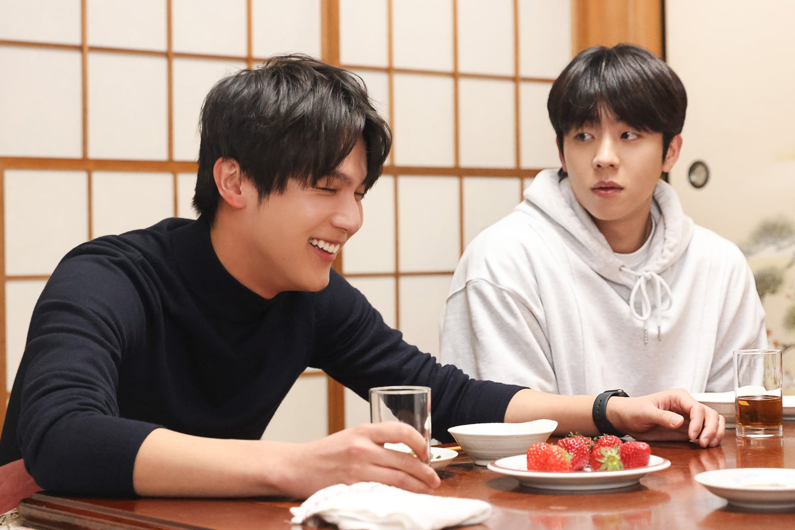 中川大志、チェ・ジョンヒョプ「Eye Love You」第4話より（C）TBS