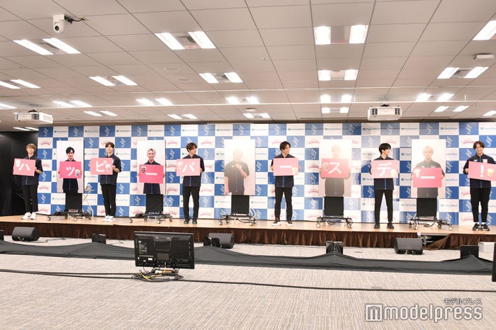 メンバーが川西拓実の誕生日を祝福 /(左から)白岩瑠姫、豆原一成、金城碧海、川尻蓮、河野純喜、川西拓実、與那城奨、佐藤景瑚、木全翔也、大平祥生、鶴房汐恩(C)モデルプレス