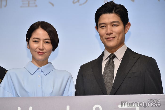 鈴木亮平がバナナを食べているだけで大笑いする長澤まさみ(C)モデルプレス