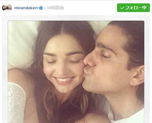 ミランダ・カー、ベッドでイケメンとキス「相手は誰?」と話題に