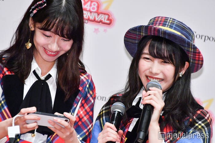 ゲームを実演する柏木由紀(左)(C)モデルプレス