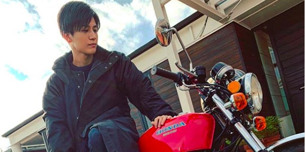 三代目jsb岩田剛典 登坂広臣と 一緒 のバイクで男らしさ全開 2人のやり取りが エモい と話題 モデルプレス 三代目jsb岩田剛典 登坂広臣と 一緒 のバイクで男らしさ全開 2人のやり取りが エモい と話題 モデルプレス