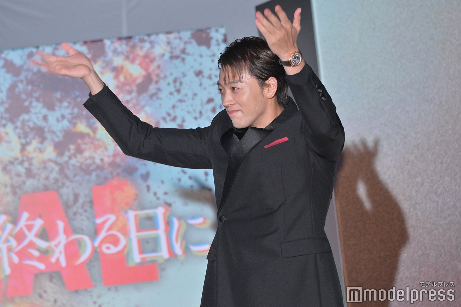 ファンを煽る竹内涼真（C）モデルプレス