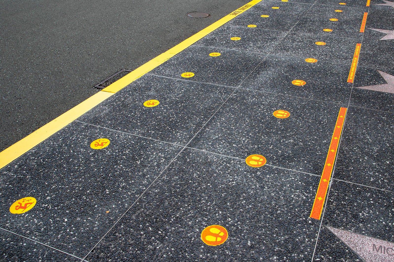 パレード用ソーシャルディスタンスのマーク／画像提供：ユニバーサル・スタジオ・ジャパン 