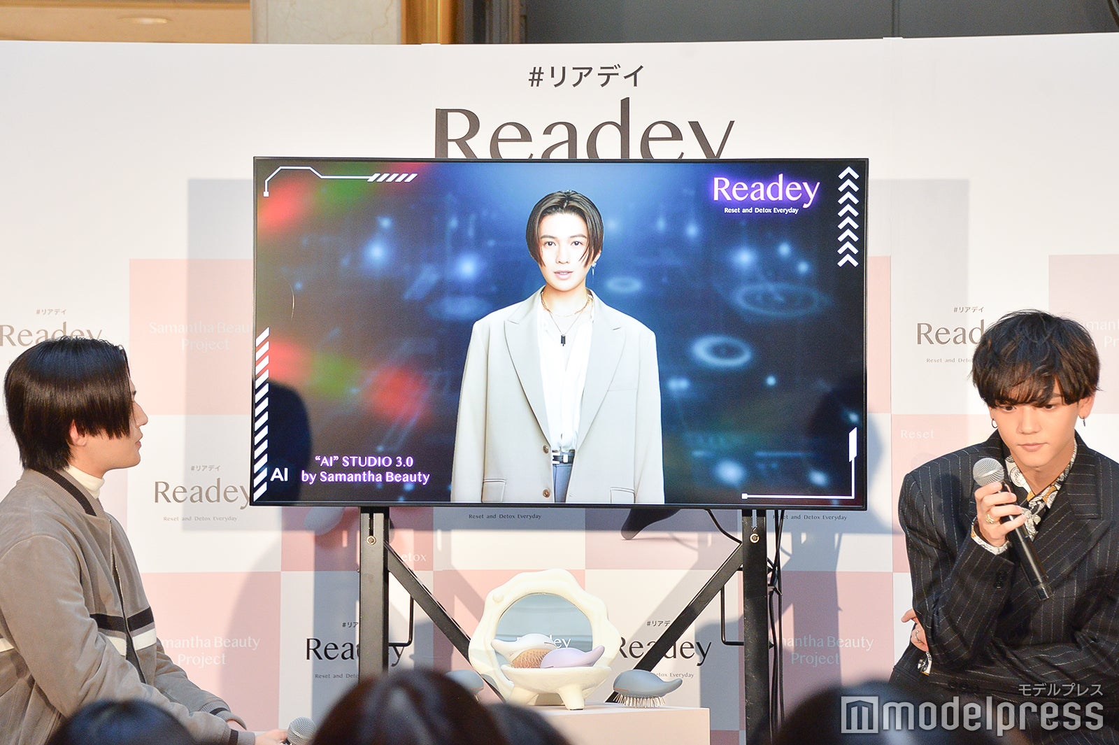 AI八木と話す八木勇征、中島颯太（C）モデルプレス