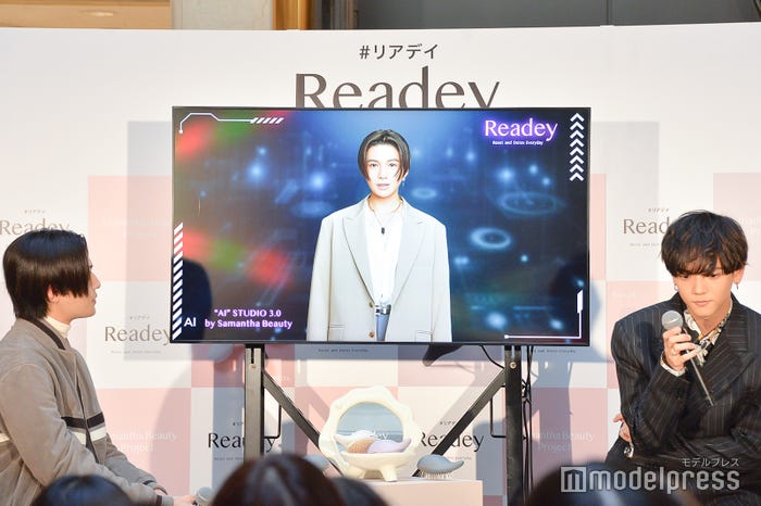 AI八木と話す八木勇征、中島颯太(C)モデルプレス