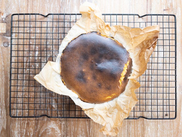 焼き上がったらケーキクーラーに乗せて冷ます。