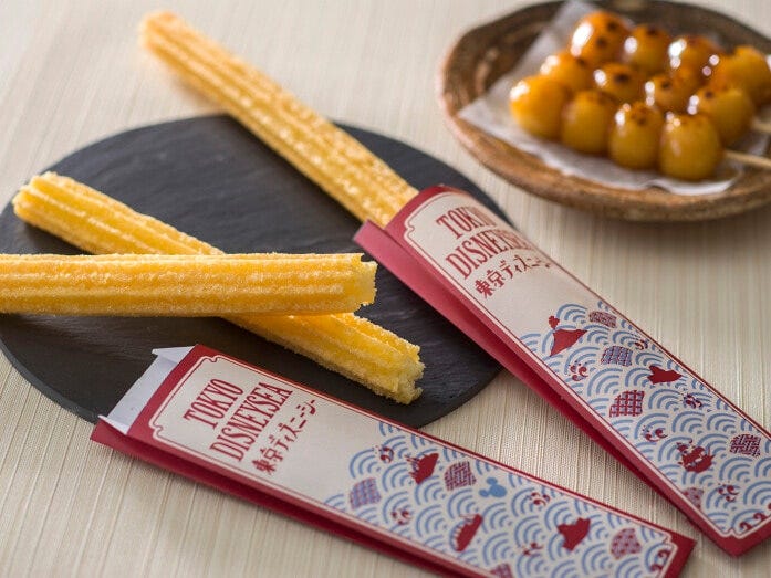 みたらし団子味のチュロス（みたらしシュガー）1本500円。「リバティ・ランディング・ダイナー」で販売（ハロウィーン終了後も販売）