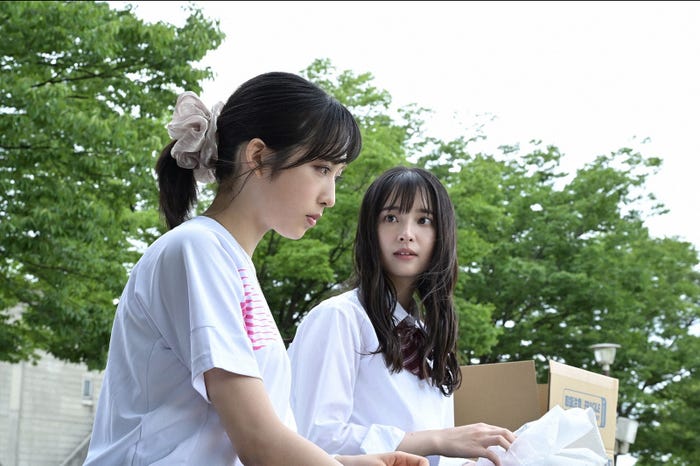 小栗有以、飯沼愛(C)「パパとムスメの7日間」製作委員会